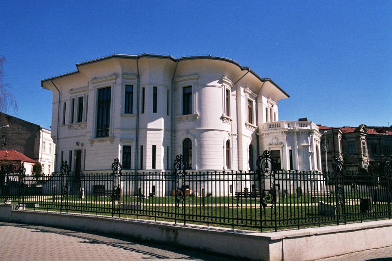 Concert de zile mari în somptuoasa clădire a Centrului Cultural ”Nicăpetre”